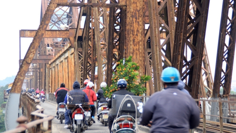 Visit Cau Long Bien - non touristy things to do