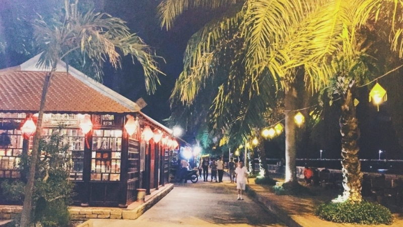 Shopping at Hue Night market