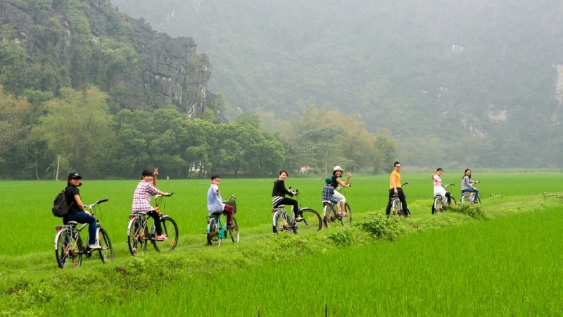 Cycling to Thung Nham