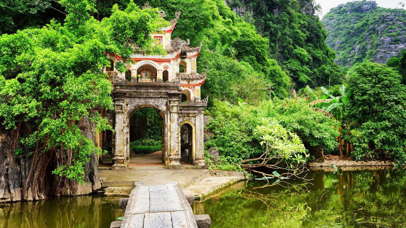 Enjoy the silence at Ninh Binh temple & pagodas