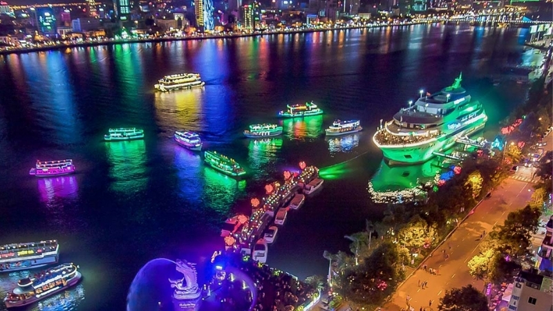 Taking a cruise on the Han River