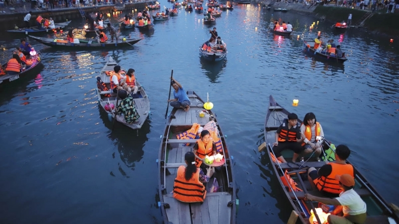 Enjoy a boat tour on the poetry Hoai River