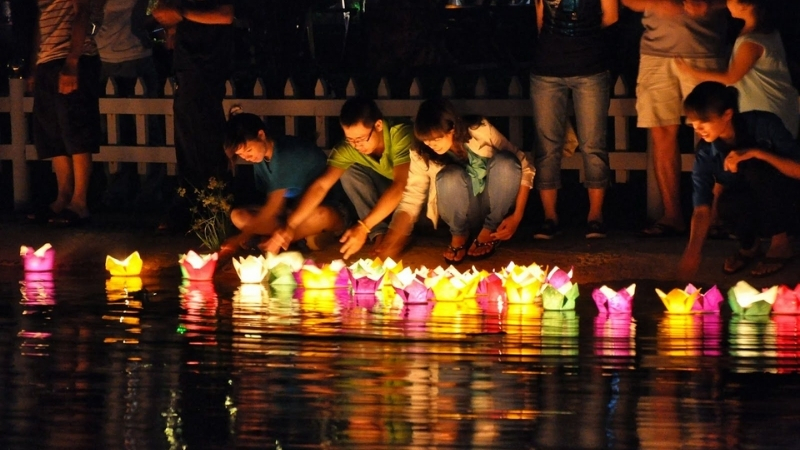 Remember your ancestors and make a wish with floating lanterns&nbsp;