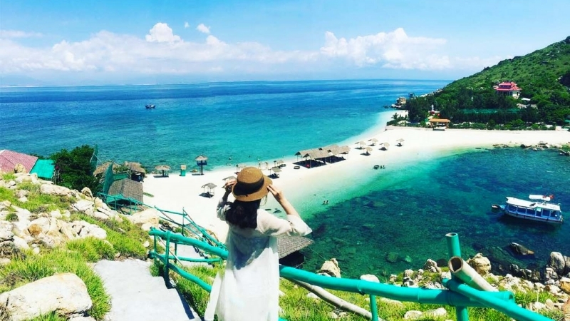 Salanganes Island (Hon Noi)