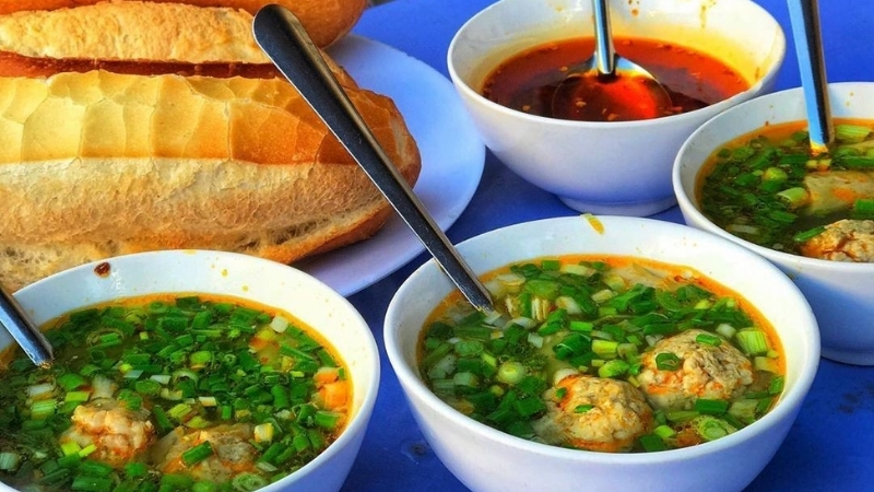 Vietnamese Baguette with Meatball Soup