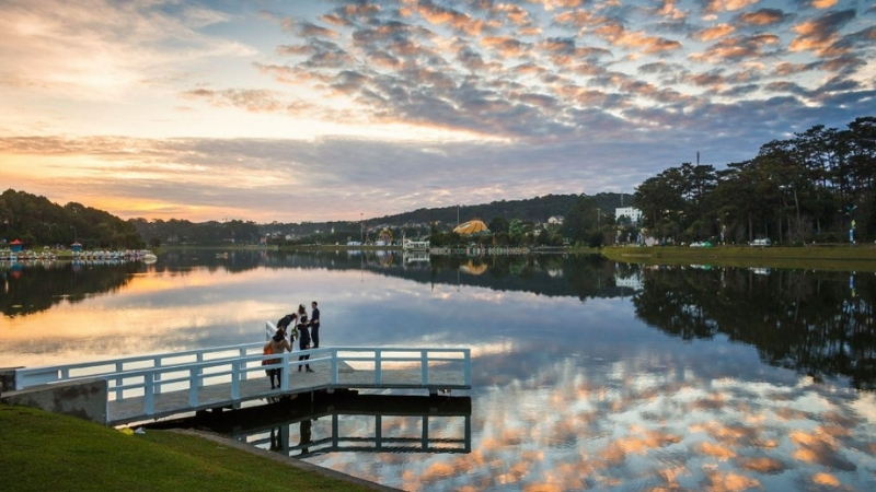 Walk and enjoy the cool breeze at Xuan Huong Lake