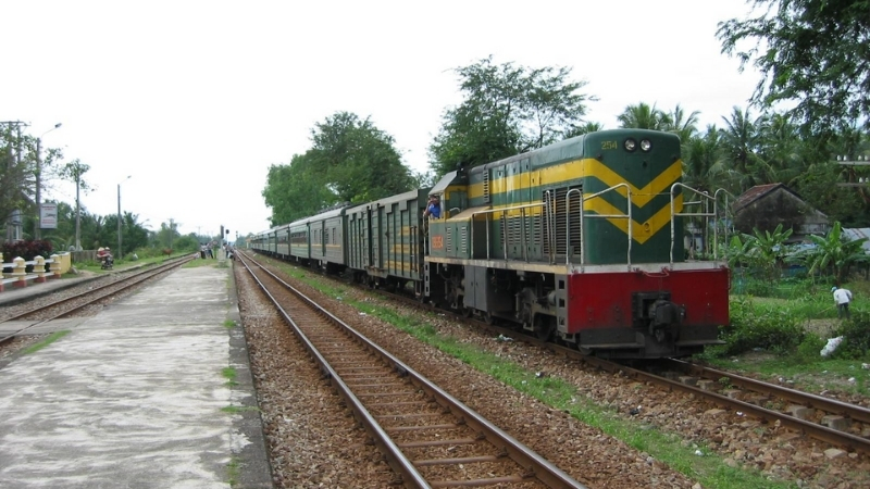 Train from Hanoi to Ninh Binh