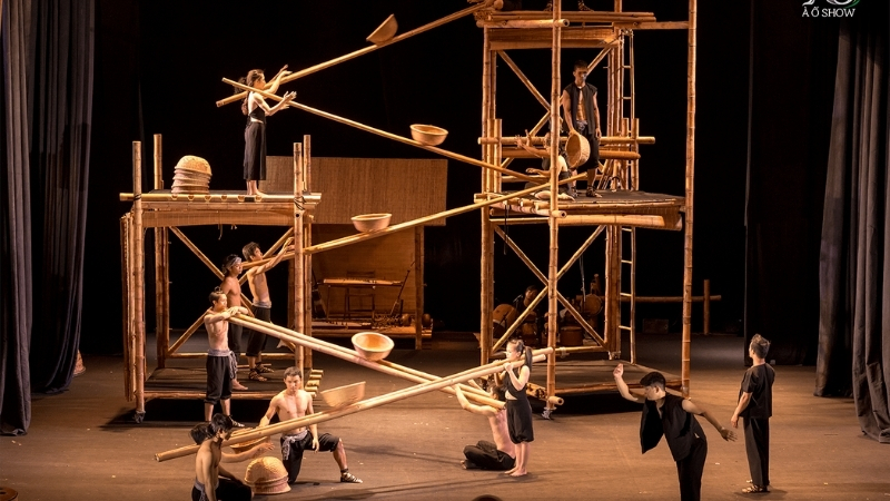 Night show in Saigon