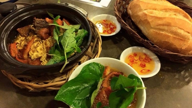 Banh Mi Pha Lau Tam Ky