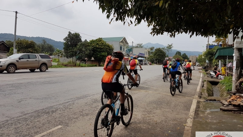 Cycling visit Saigon city