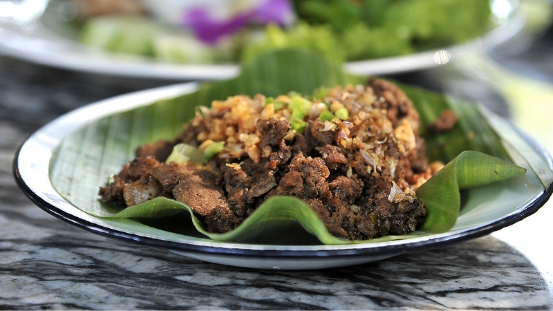 Larb Kua (Pan-fried Spicy Meat Salad)
