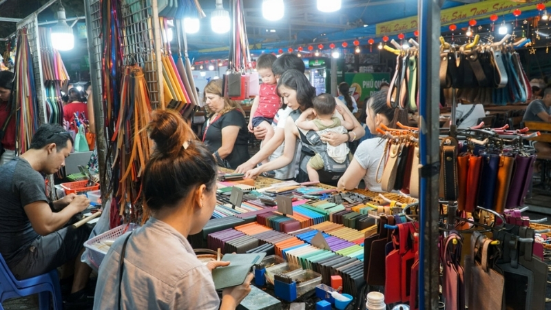 Dinh Cau night market