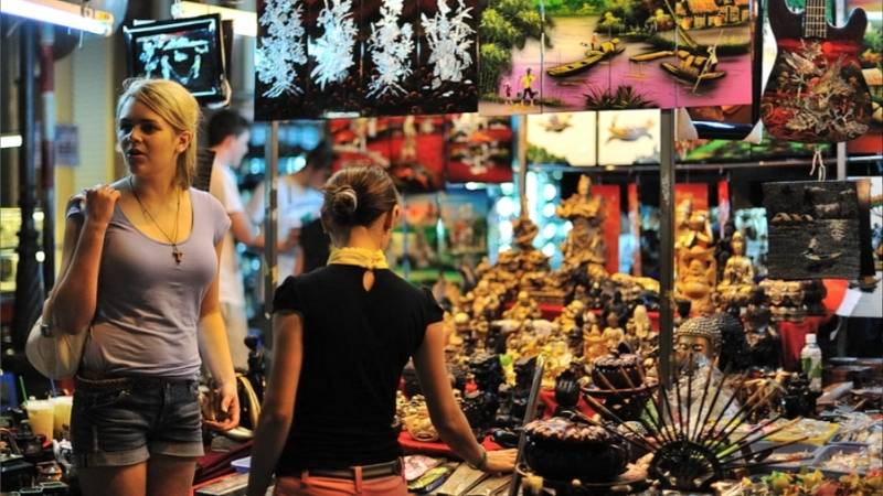 Bach Dang night market