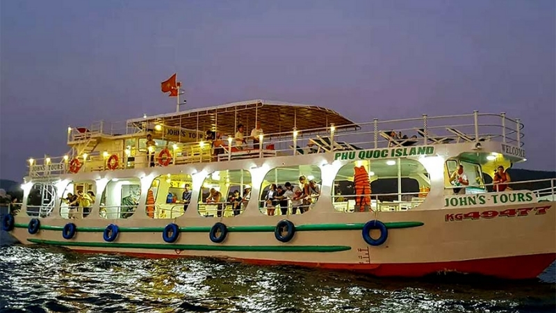 Join a Night squid fishing tour