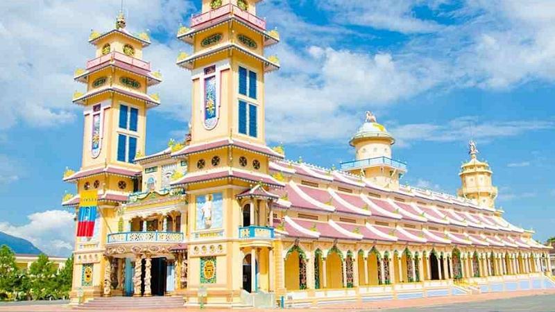 9 Days in Vietnam Itinerary Cao Dai Temple