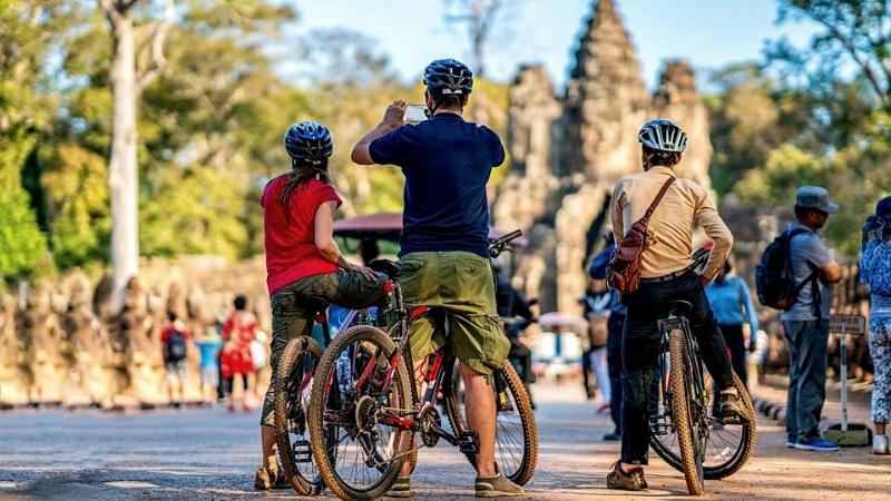 Take a bike from Siem Reap to Angkor Wat