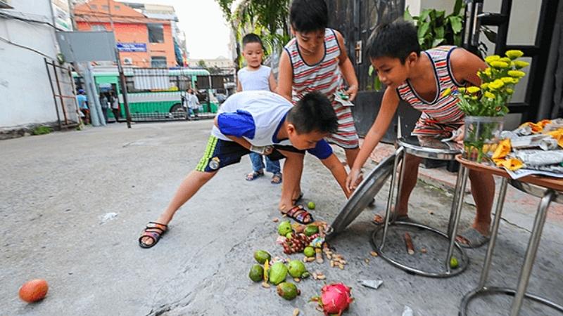 Children Do The Ritual 'Giut Co Hon&rsquo; in July ghost month