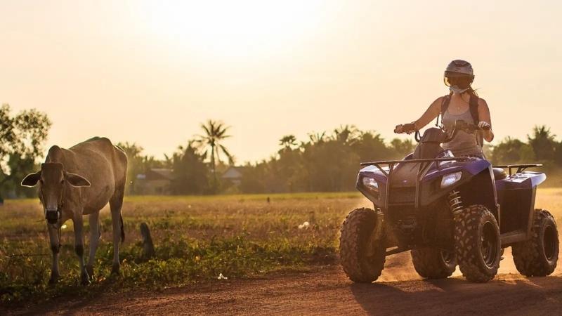 Ride through the Phnom Penh's outskirt after visiting Killing Fields