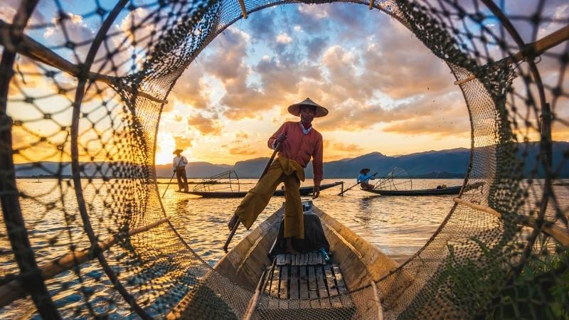 One Leg Rowing Intha Fishermen