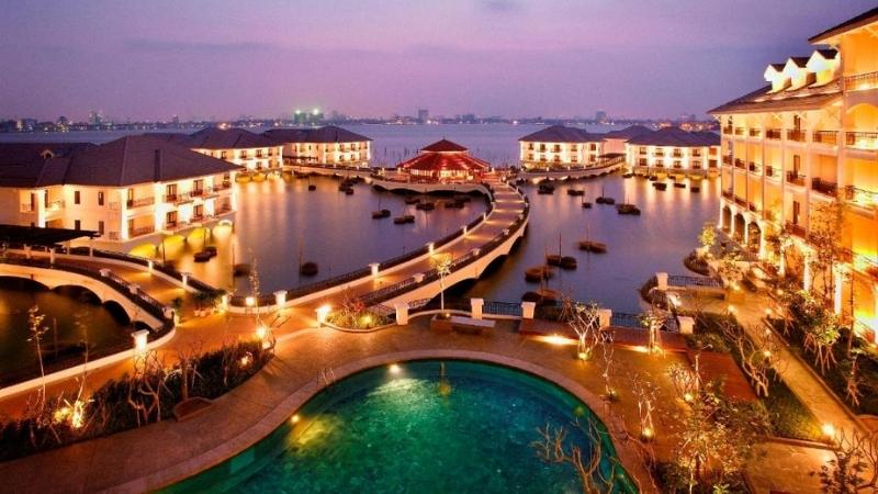 Sunset Bar with nice lake view