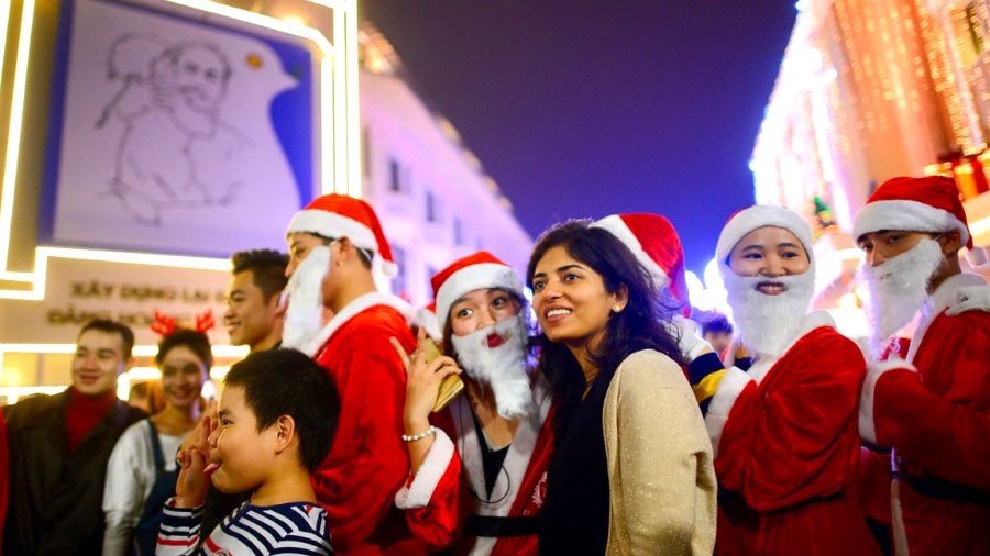 Christmas night in Hanoi Old Quarter - Thing to do in Vietnam Christmas