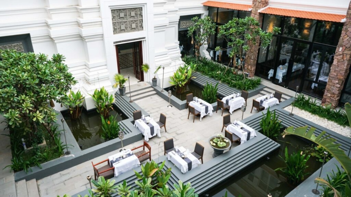 Malis Restaurant With Deluxe White Design