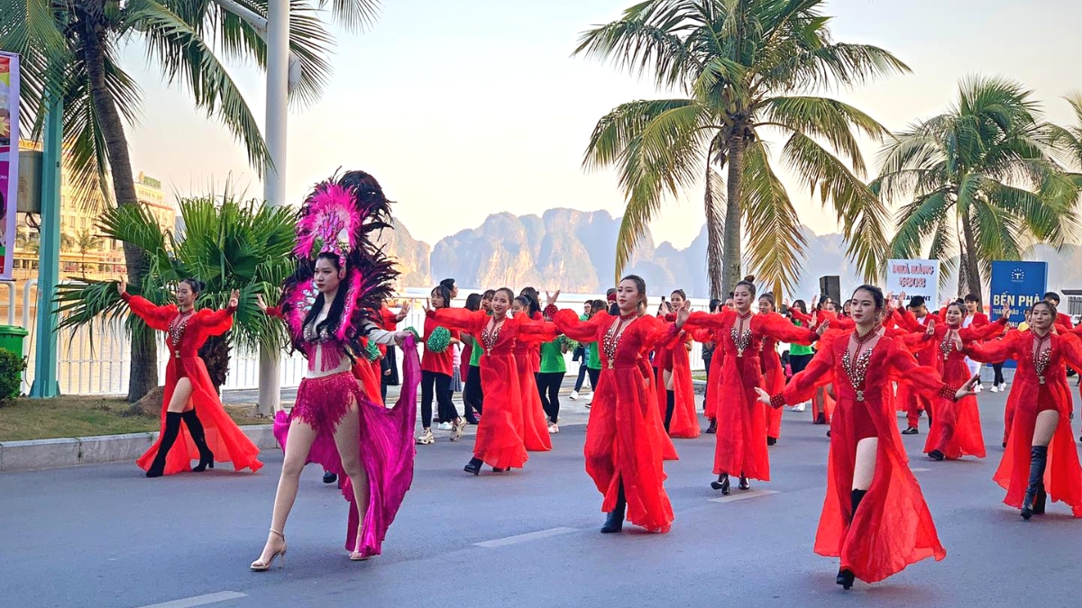 Carnival Halong&rsquo;s colourful street parade