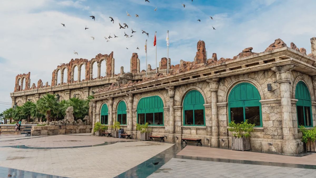 A Unique Design Of An Thoi Station