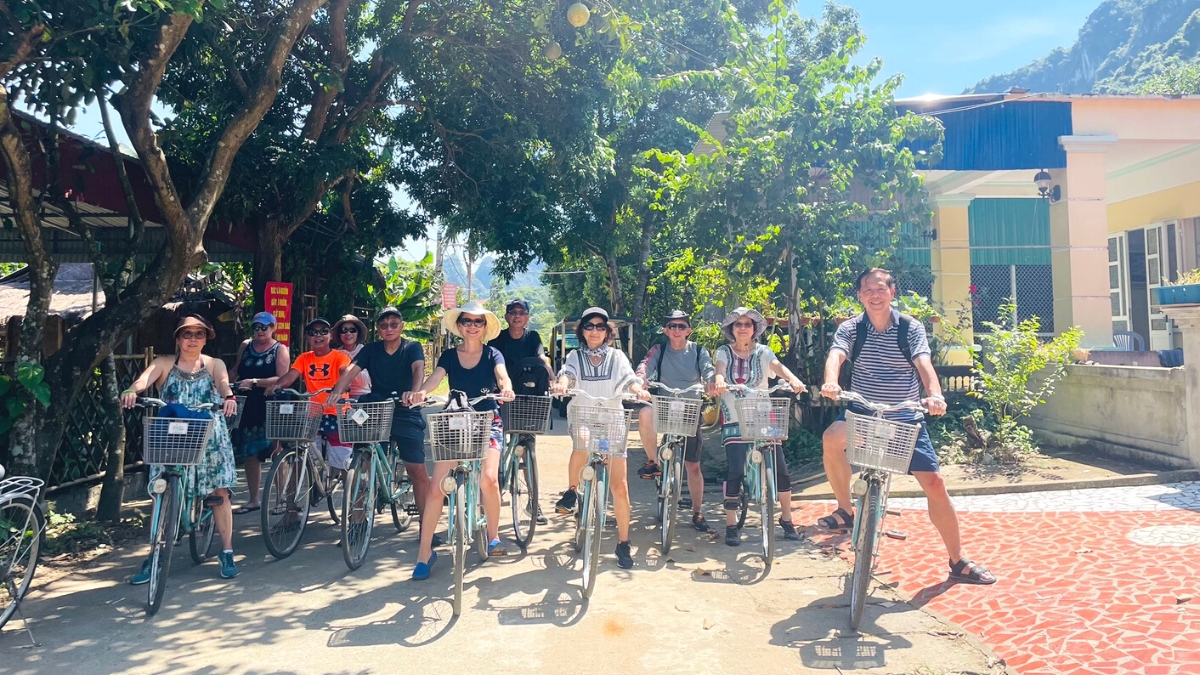 Cycling to Viet Hai village in group