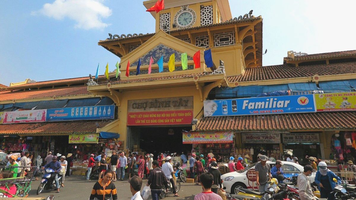 The Bustling Atmosphere Of Chinatown