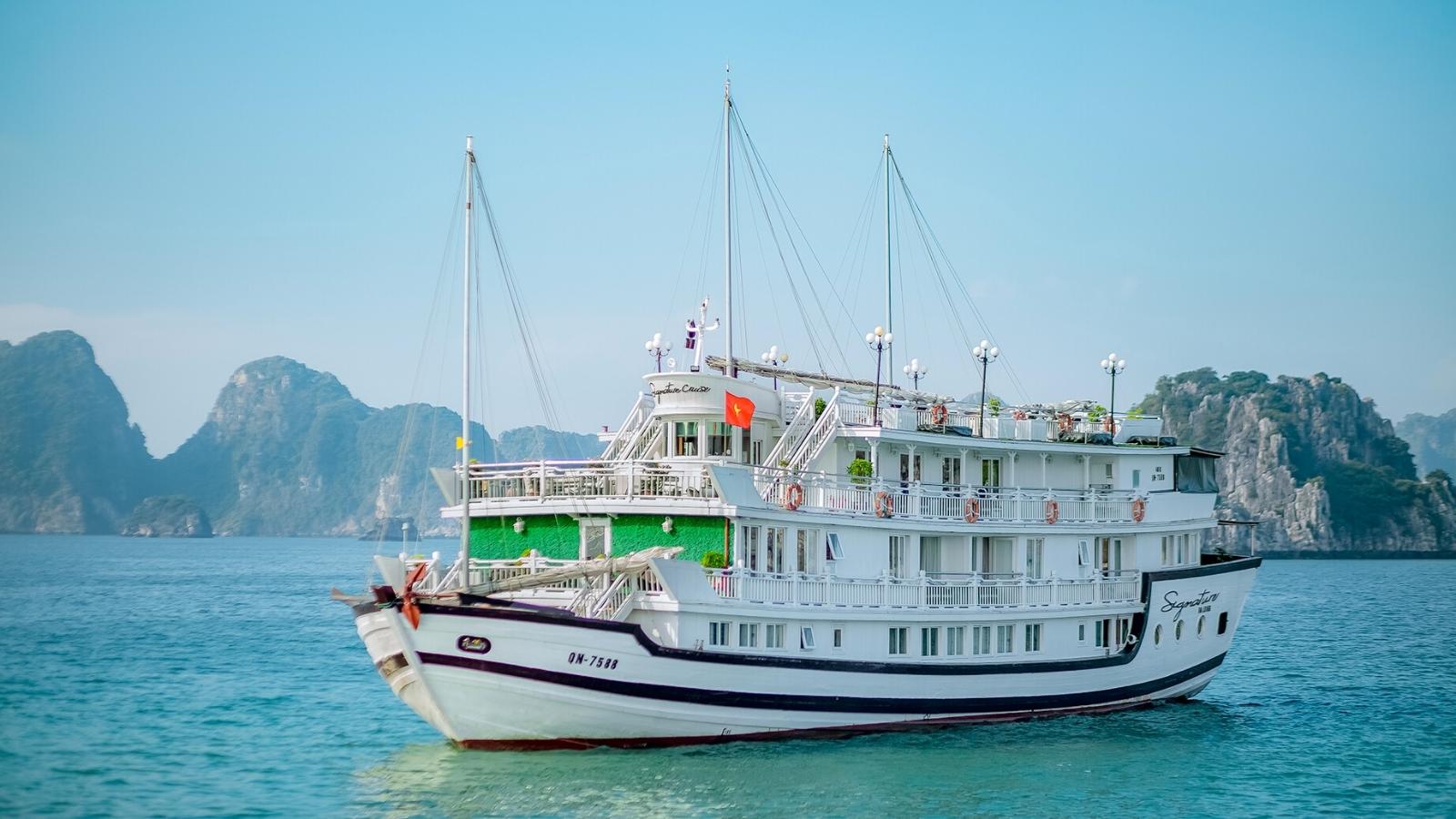 Cruising in Bai Tu Long Bay