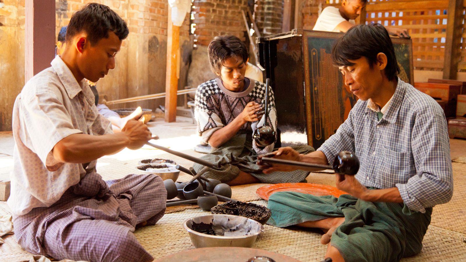 The lacquer painting - a best gift to buy in myanmar
