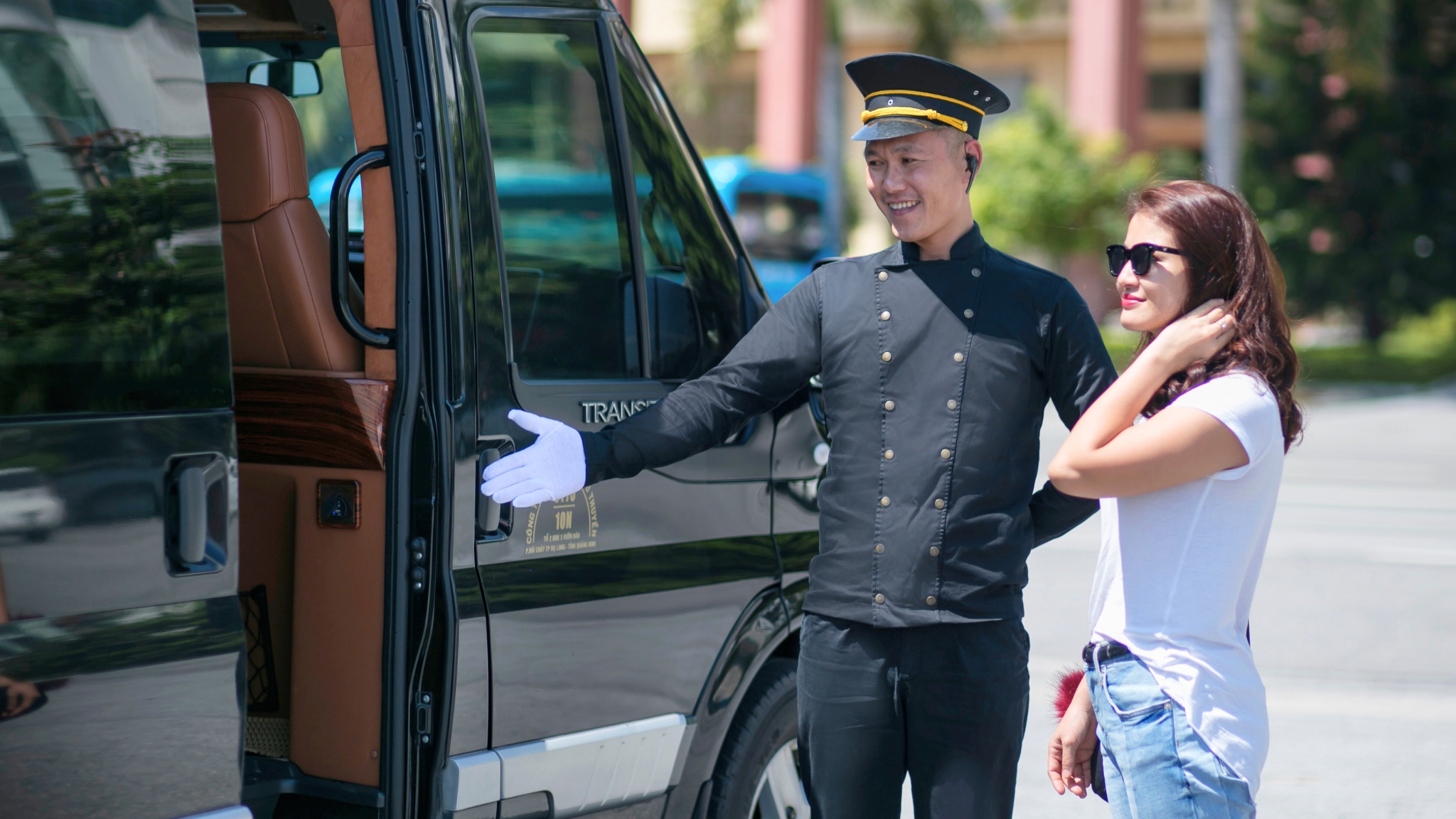 Shuttle transfer from Hanoi to Halong Bay by a luxury limousine