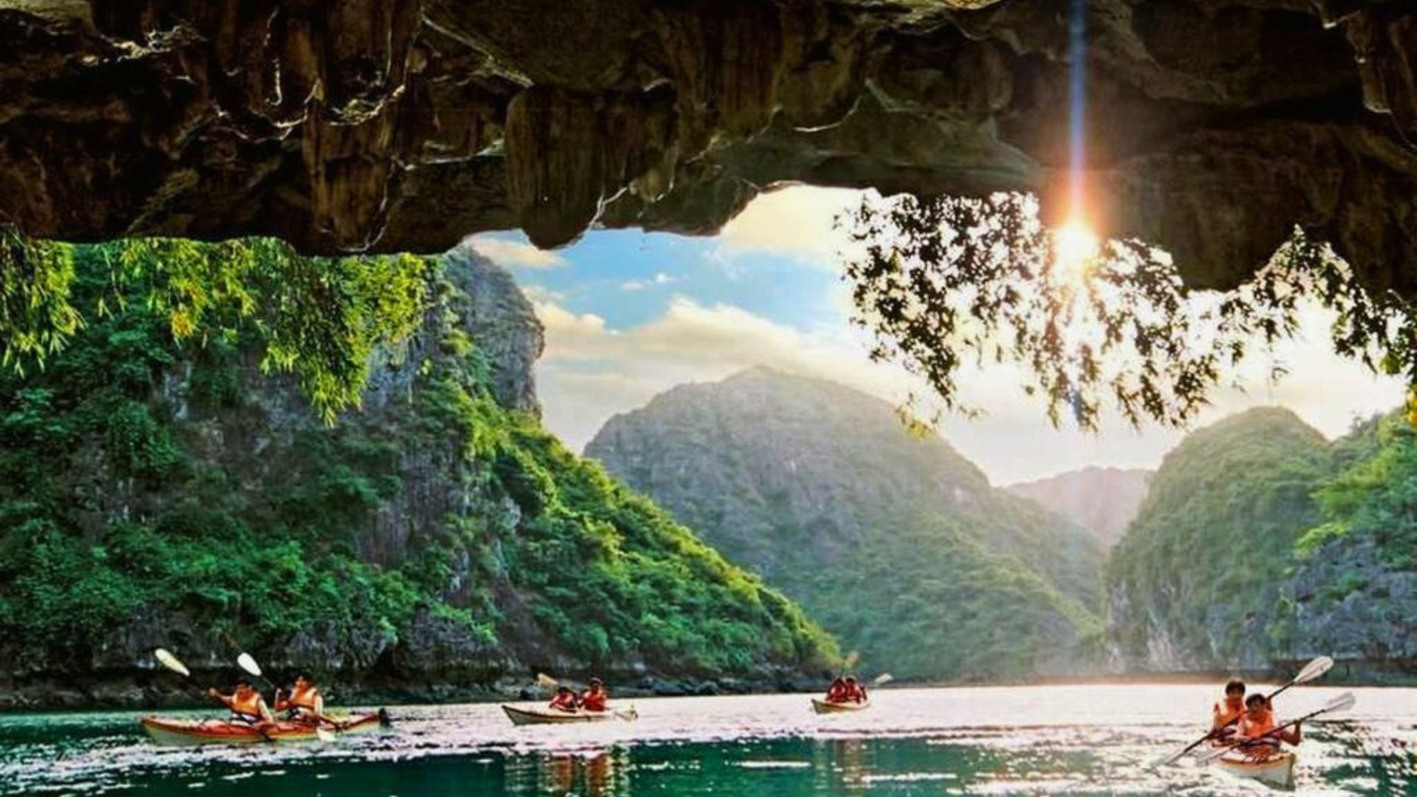 Enjoy The Stunning Scenery Of Dark & Bright Cave
