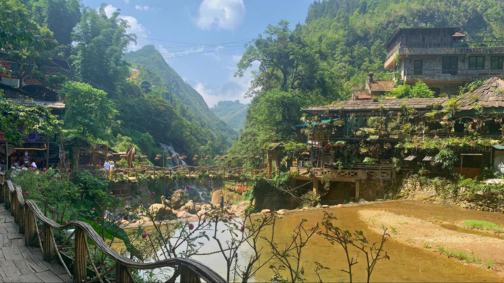 Discover the natural beauty and local culture of Cat Cat Village