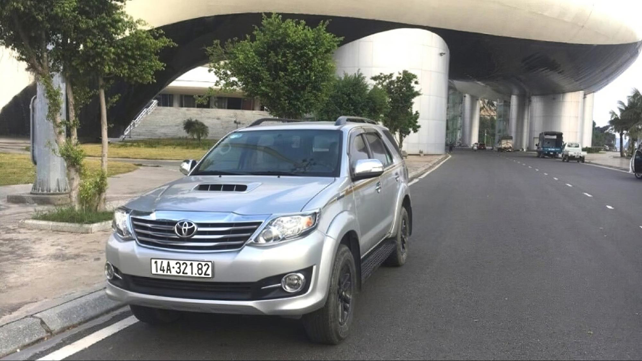 Enjoy a comfortable journey on Halong Bay to Sapa by private car