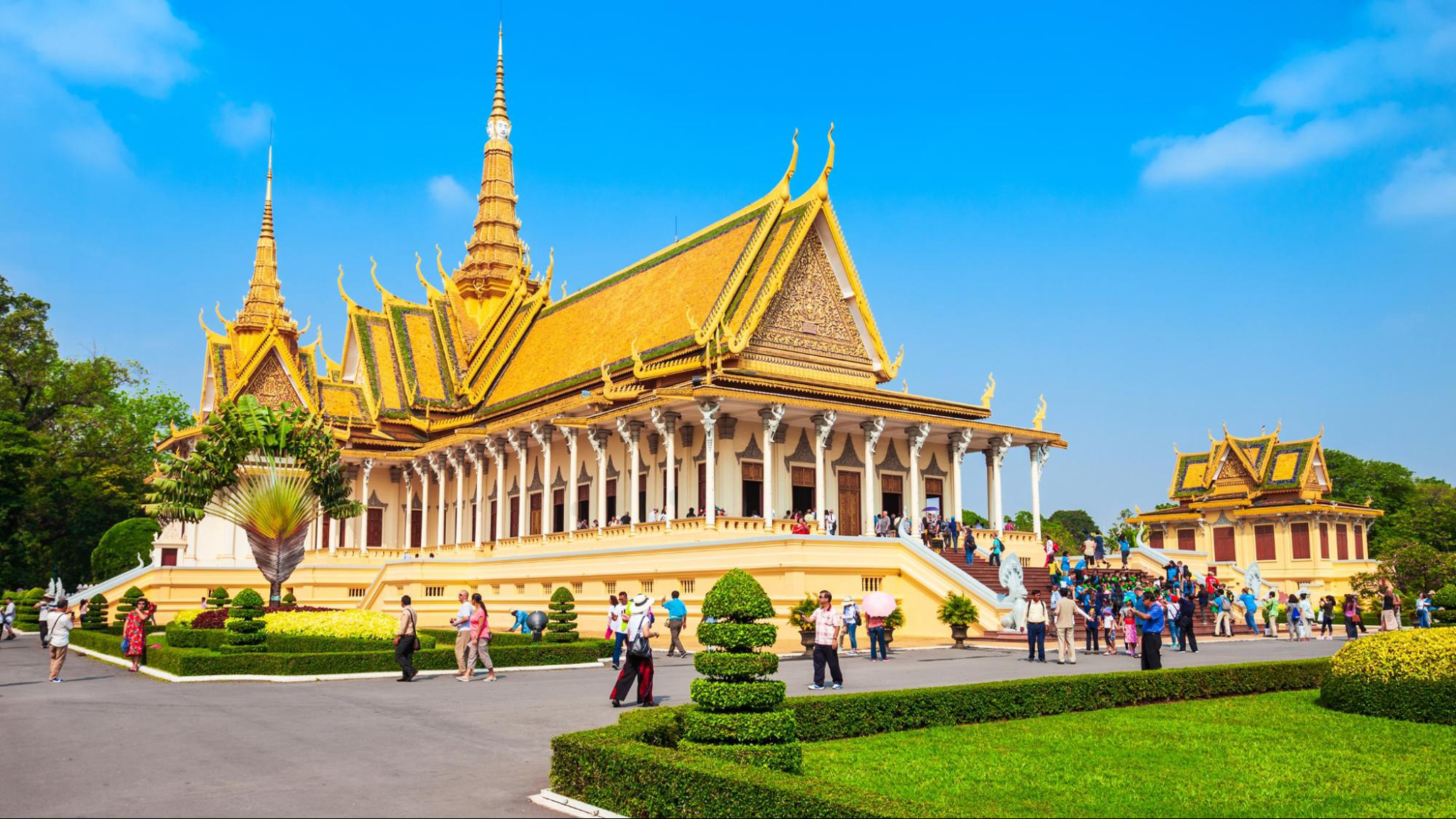 Royal Palace has impressed visitors with its graceful Khmer roofs and ornate gilding