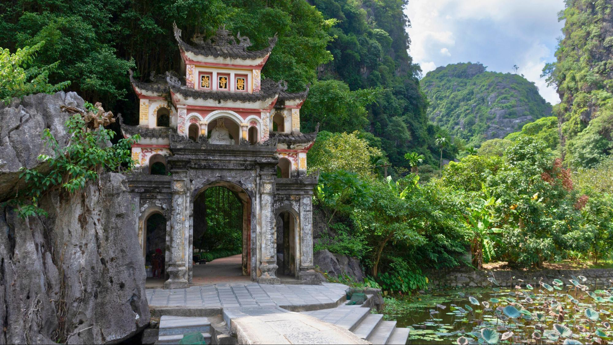 Uncover the hidden charm of Bich Dong Pagoda