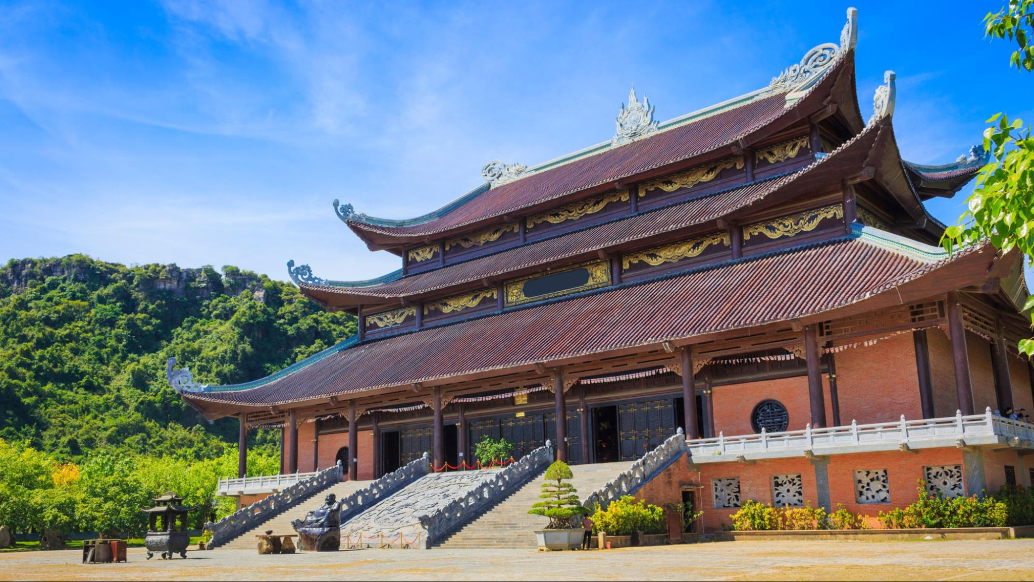 Discover the tranquil beauty of Bai Dinh Temple
