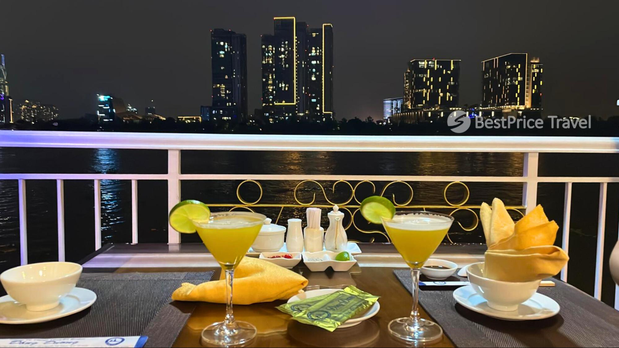 Enjoy the a luxurious dinner on Saigon River