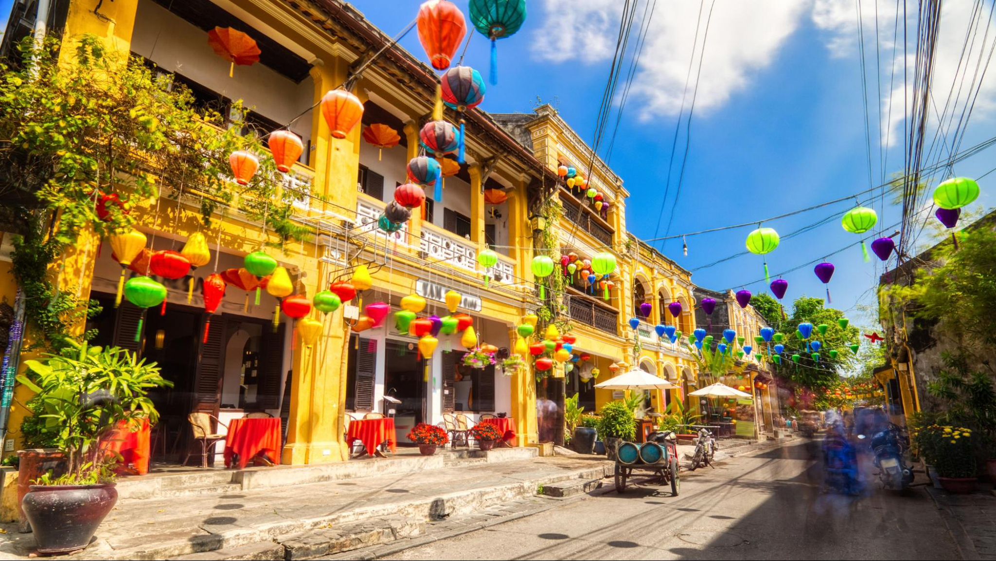 Explore the beautiful town with colorful lanterns of Hoi An