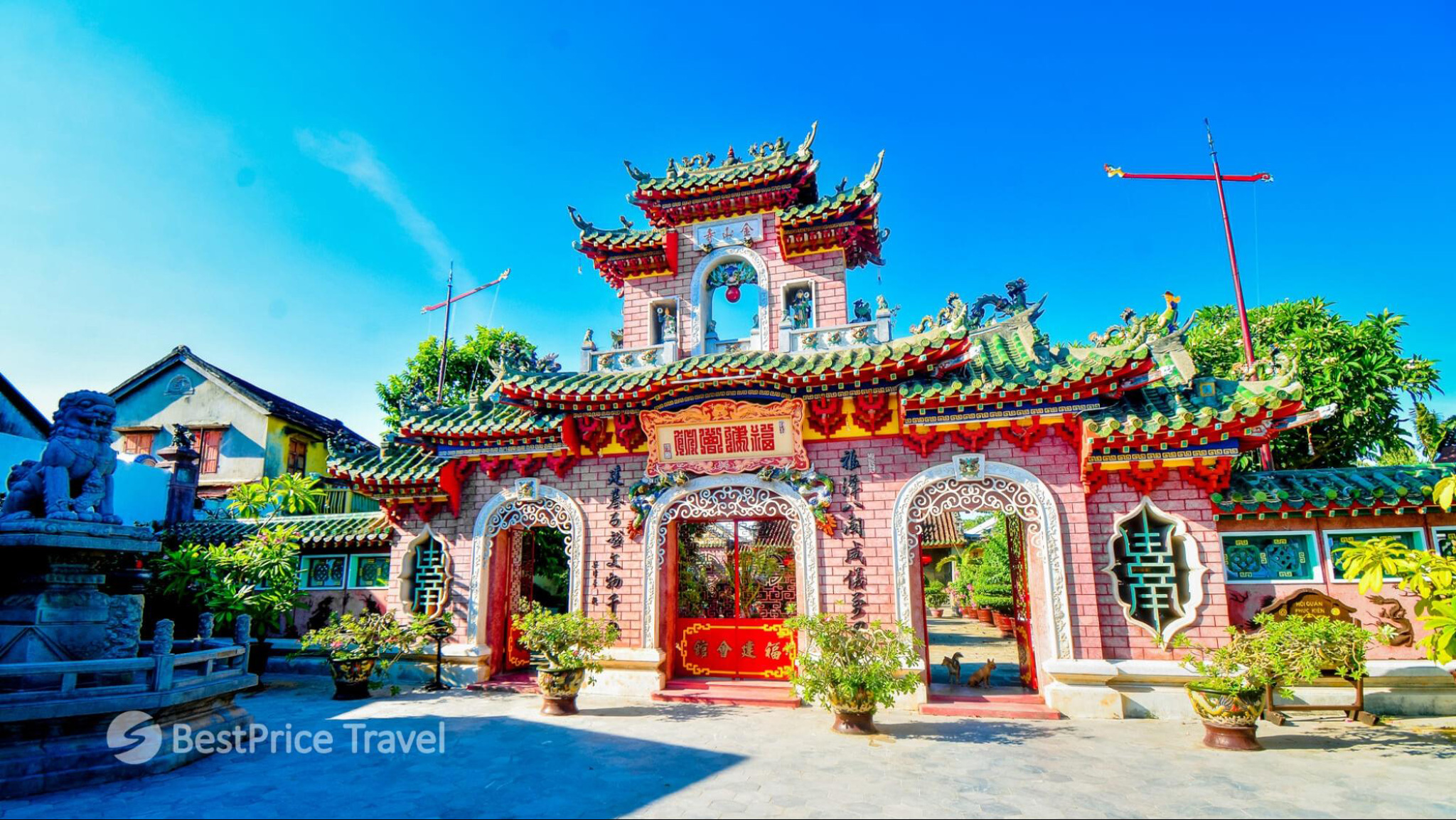 Admire the unique architecture of Phuc Kien Assembly Hall