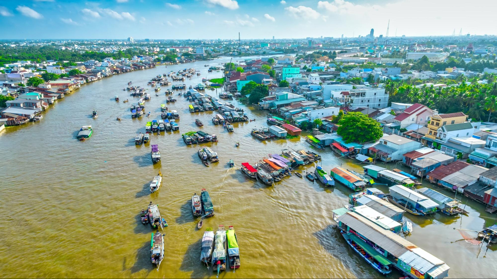 Observe the daily lives of locals and enjoy fresh fruits at Cai Rang Floating Market