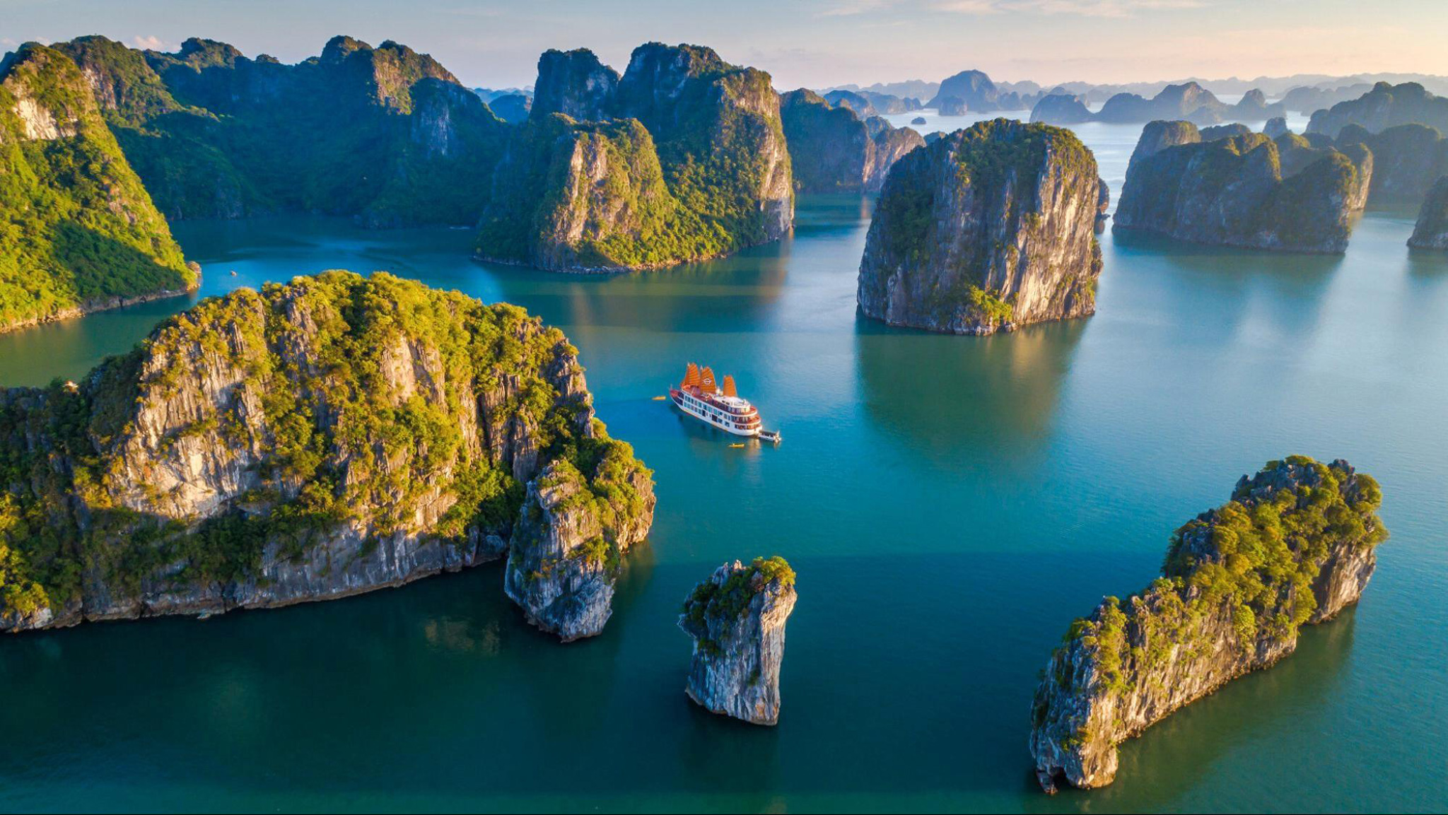 Cruise tours in Halong Bay offer stunning views and unforgettable experiences