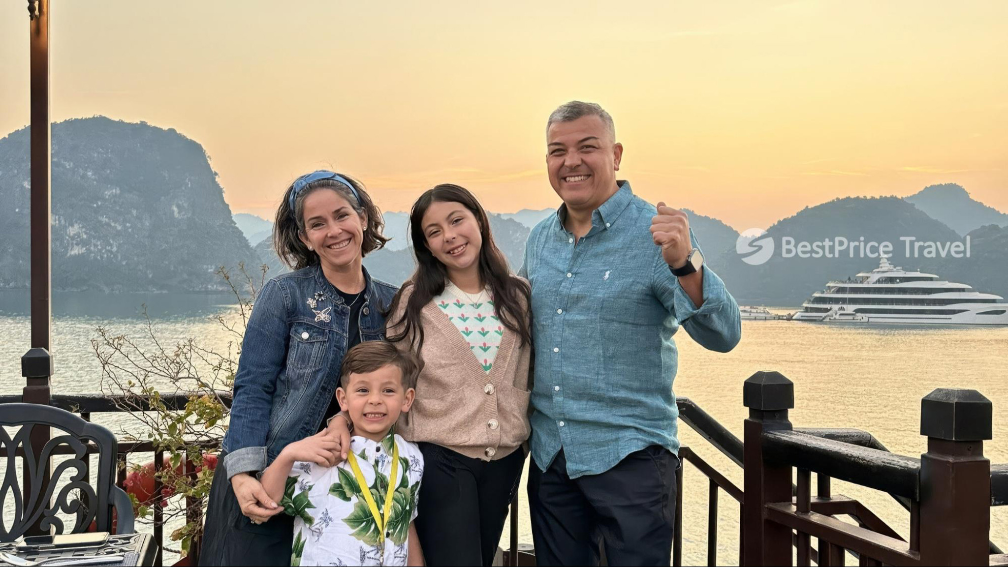 Save your memories of the Halong Bay sunset with a camera