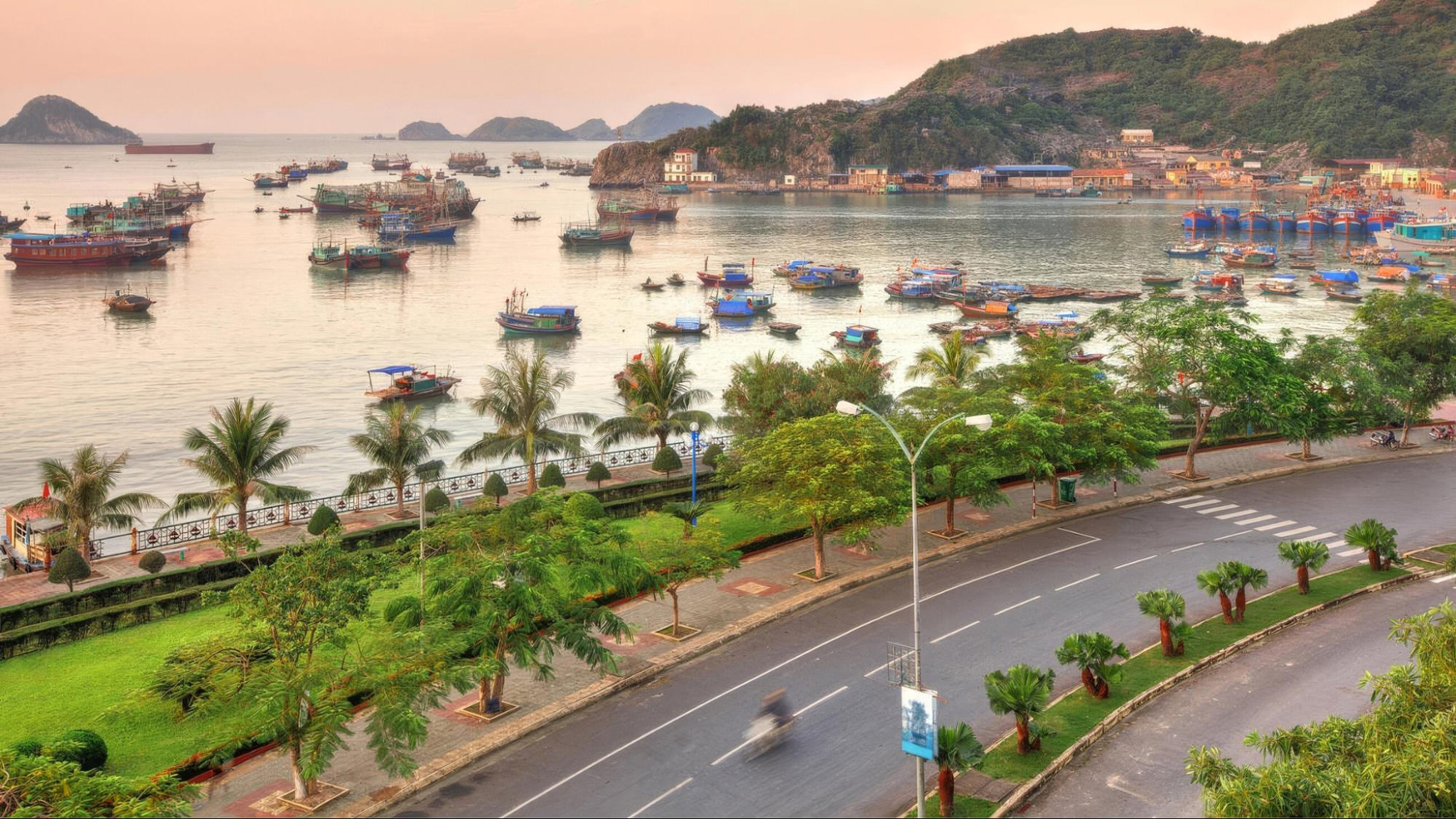 Coast Road offers you the most charming view of Halong Bay during the twilight