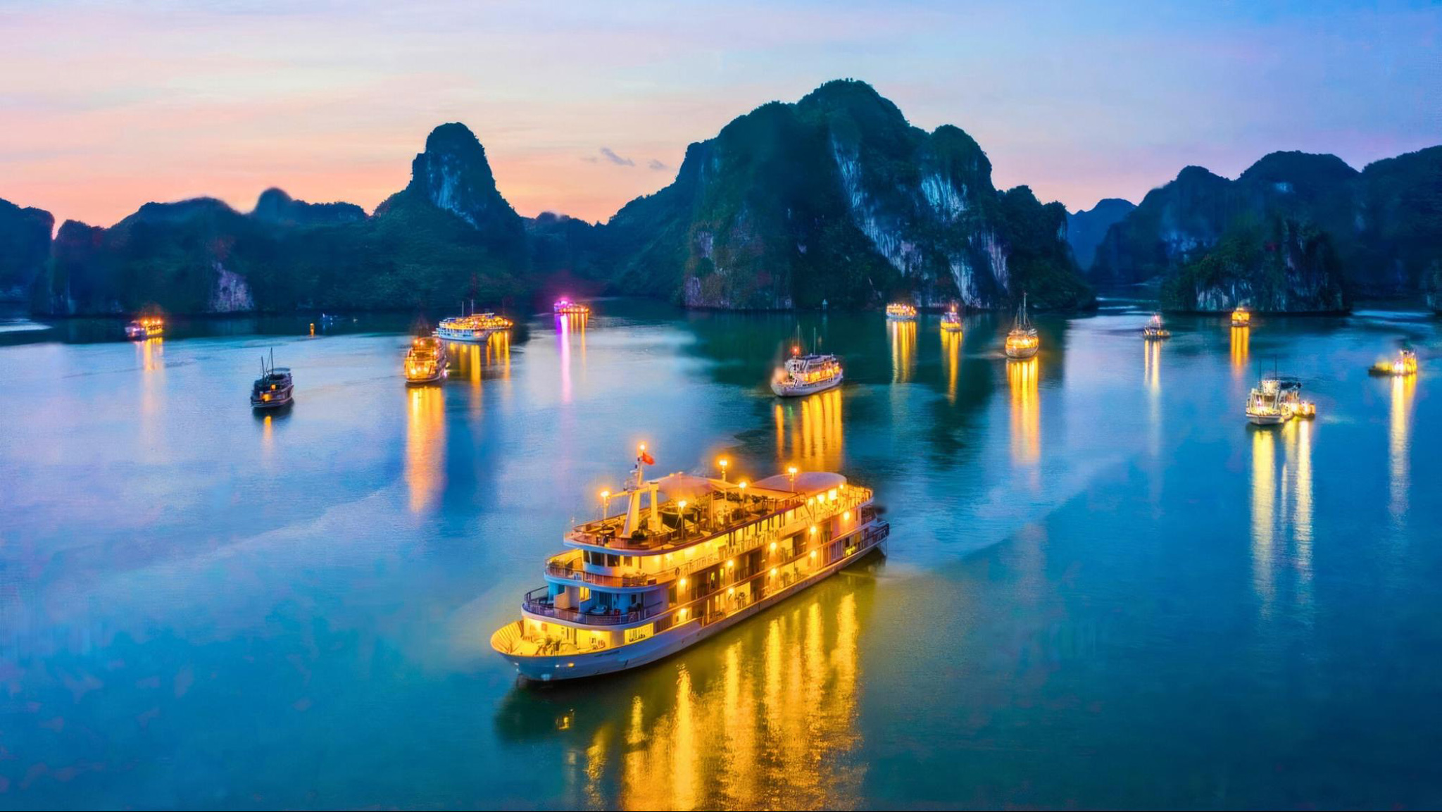 The peaceful atmosphere of Halong Bay in the late afternoon