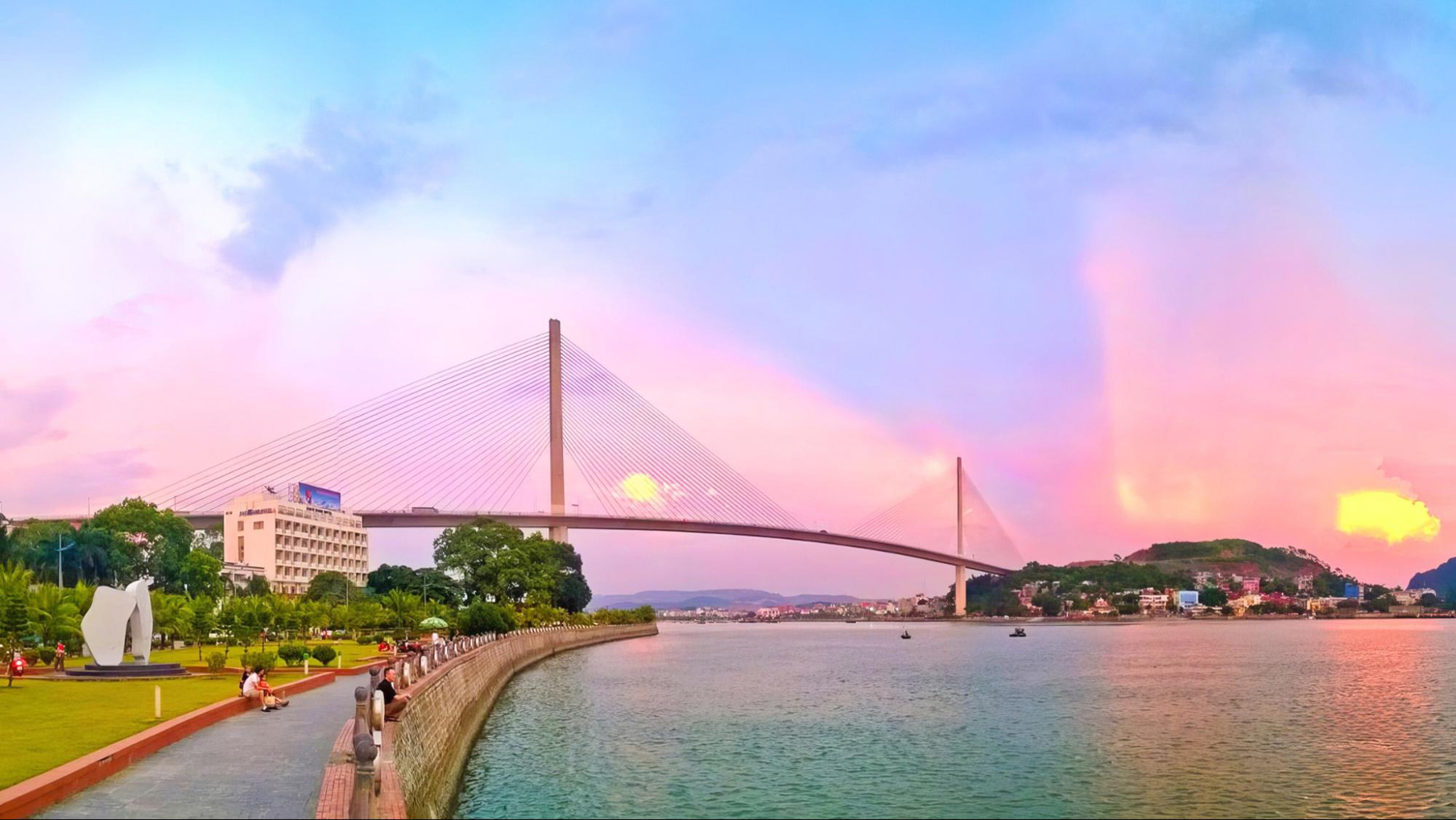 Experience the ultimate coastal getaway at Bai Chay Beach in the evening