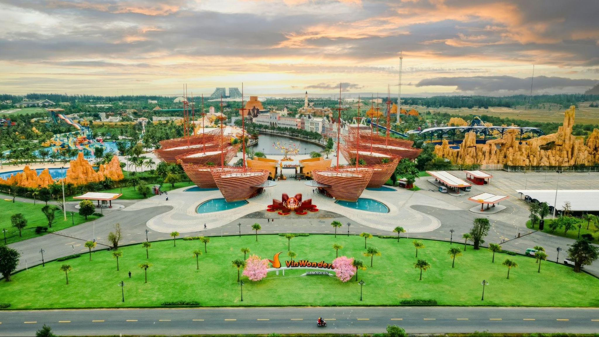 VinWonders Hoi An showcases vibrant folk traditions and local crafts