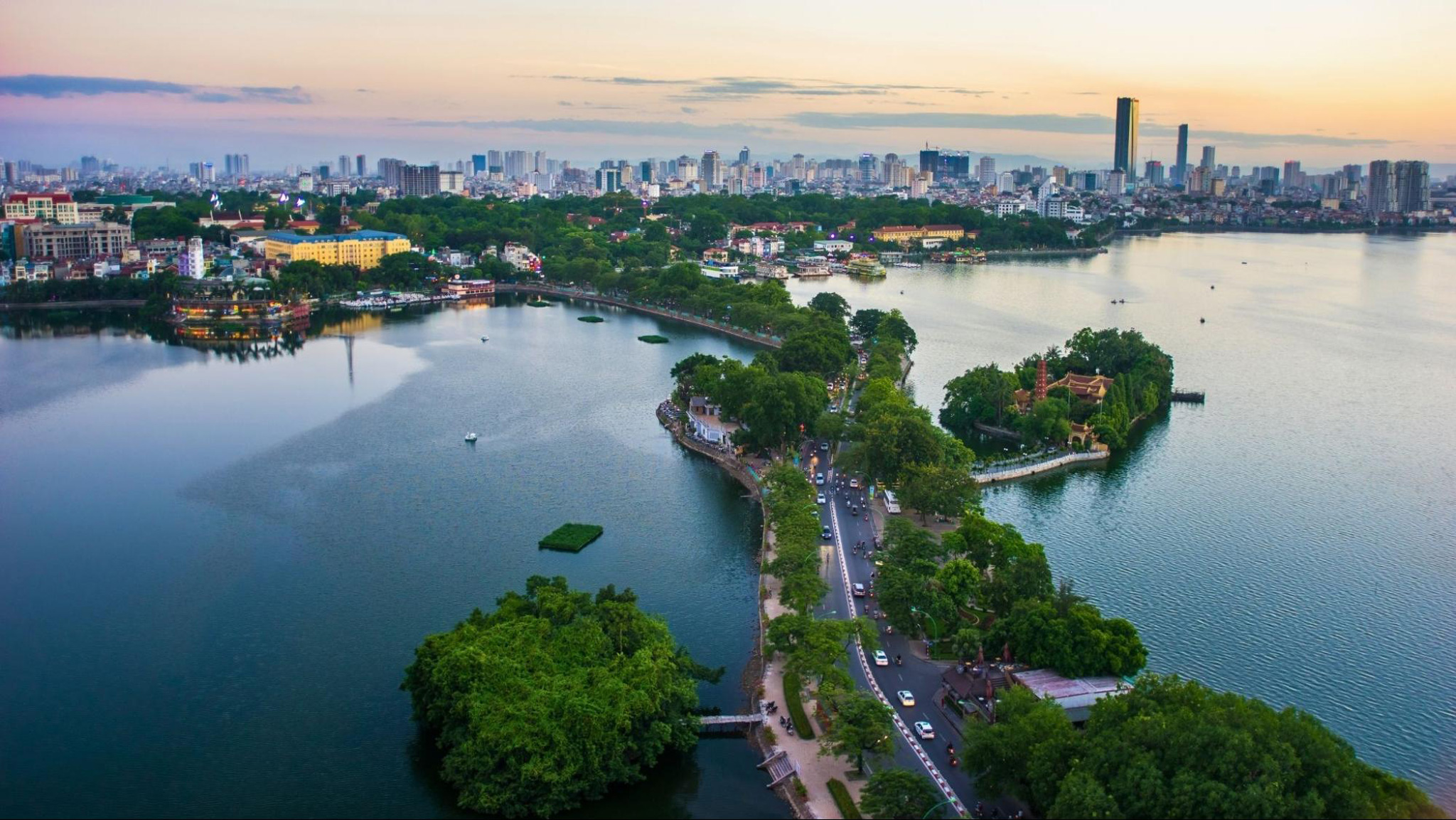 With its open space and scenic beauty, West Lake is a popular relaxation spot for locals